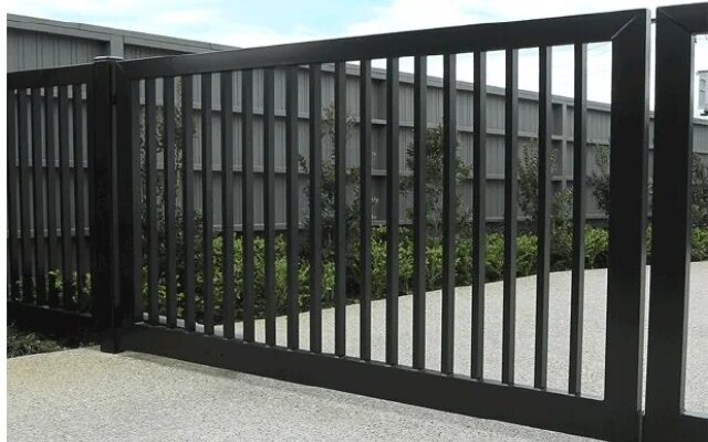 Sliding gate installation