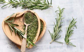 dried rosemary leaves