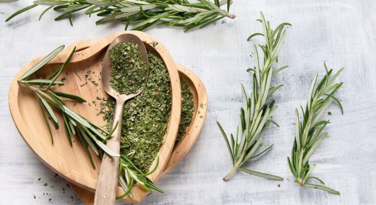 dried rosemary leaves